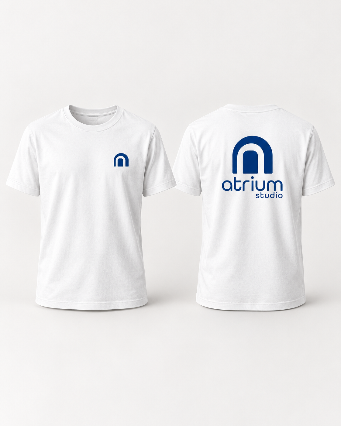 Camisa branca com aplicação azul da marca Atrium